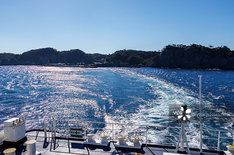 游客们在码头聚集，准备登船和下船。東海汽船的“Salvia Maru”号从神津岛抵达。这是新岛野伏港的景象。图片素材