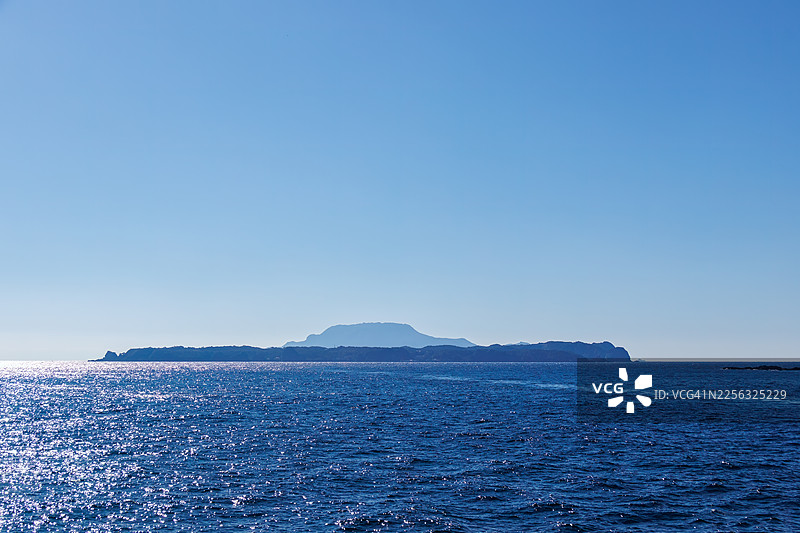 回望时可以看到式根岛和神津岛。我们乘坐了即将前往东京的东海汽船的“萨尔维亚丸”。新岛上的新岛港的景象。图片素材