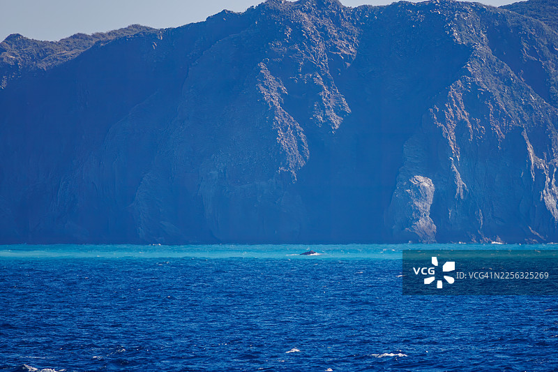 从海上可以看到新岛的“白妈妈悬崖”和无人岛 Hanshima 的半岛。我们登上了开往东京的东海汽船公司的“Salvia Maru”号。图片素材