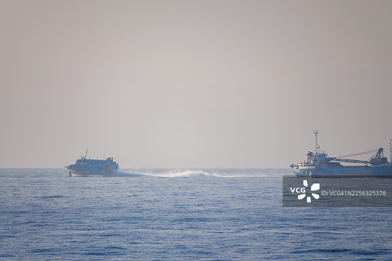 东海汽船的高速喷射船在伊豆大岛的水域航行。七岛由衣，七岛由。我们登上了即将开往东京的东海汽船的鼠尾草丸号。大岛海上的景象。图片素材