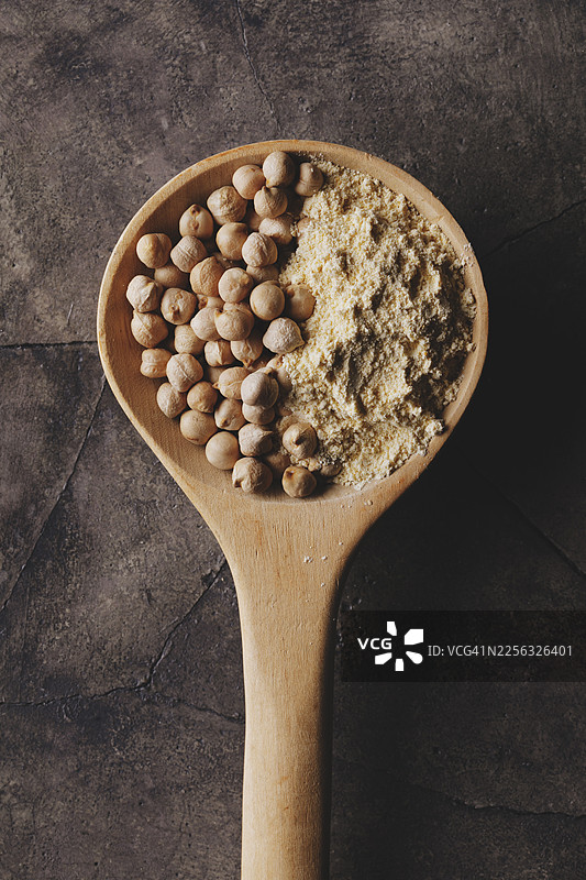 勺子里的鹰嘴豆粉图片素材