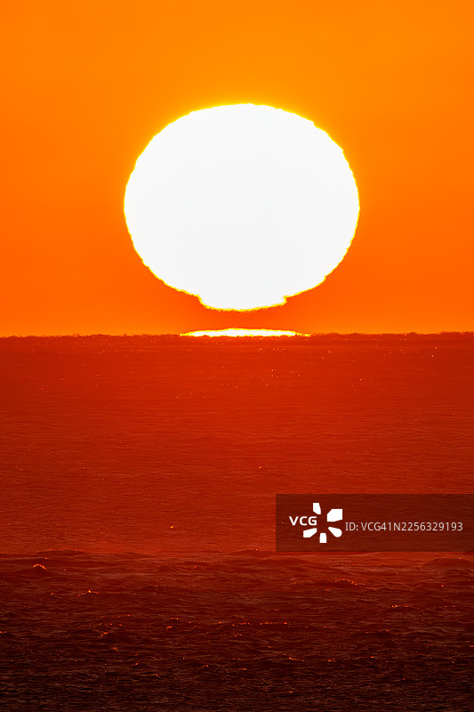 日出海景。从群生地展望台看到的伊豆群岛的美丽海景。近海可见新岛和神津岛。还可以看到载有乘用车的大型货船和渔船。在白色石灰岩悬崖的远处图片素材