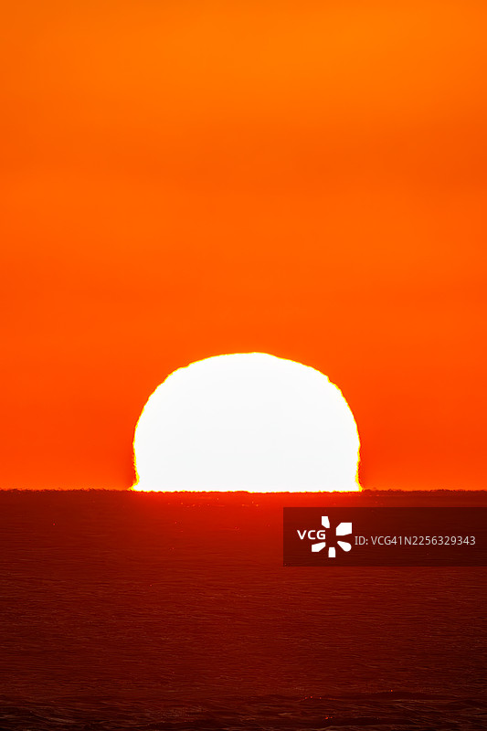 日出海上。从权现山瞭望台看到的伊豆群岛的美丽海景。海上可以看到新岛和神津岛。还可以看到载有乘用车的大型货船和渔船。越过白色的石灰岩悬崖图片素材
