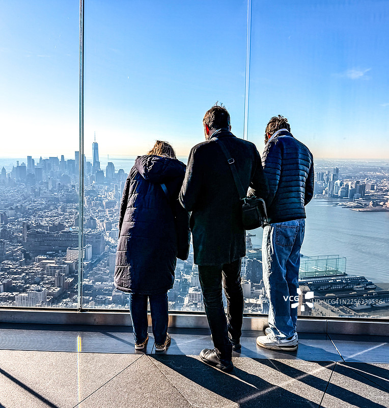 从曼哈顿中城高处看到的下曼哈顿、哈德逊河和新泽西的景色图片素材