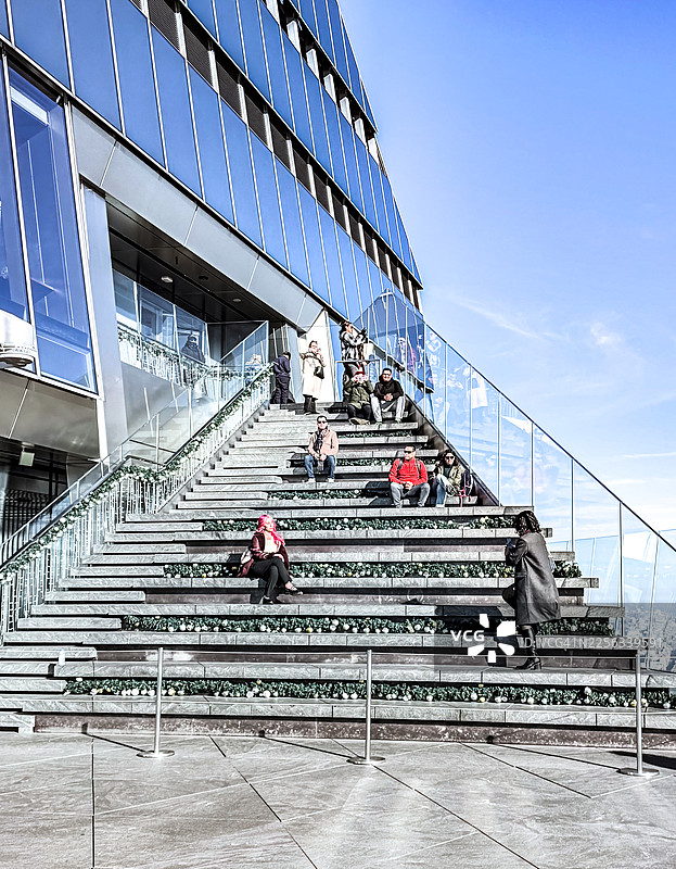 纽约哈德逊城市广场Edge观景台户外，人们或坐或立休息图片素材