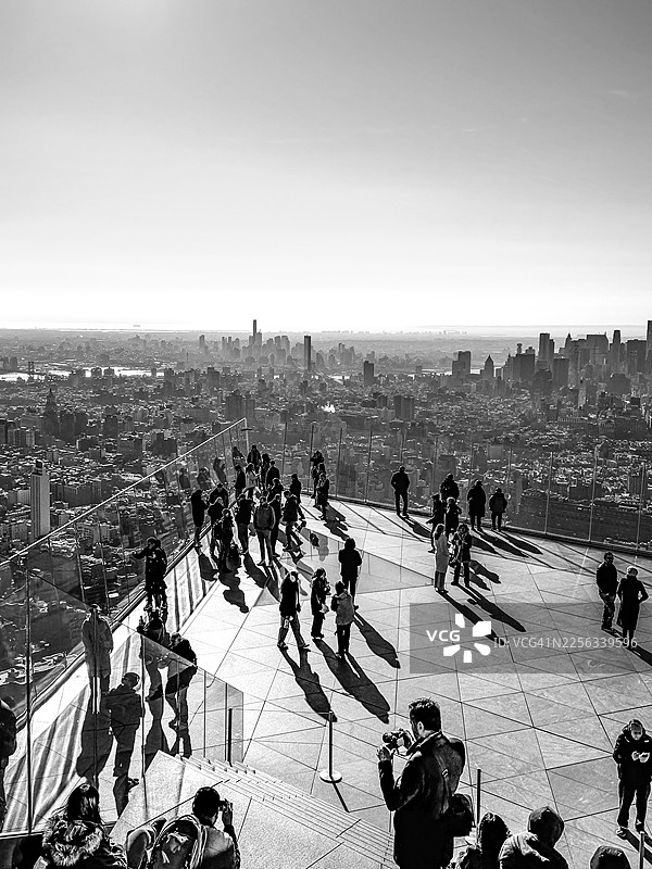 人们站在纽约市中城曼哈顿的Edge观景台上，眺望下曼哈顿的景色图片素材