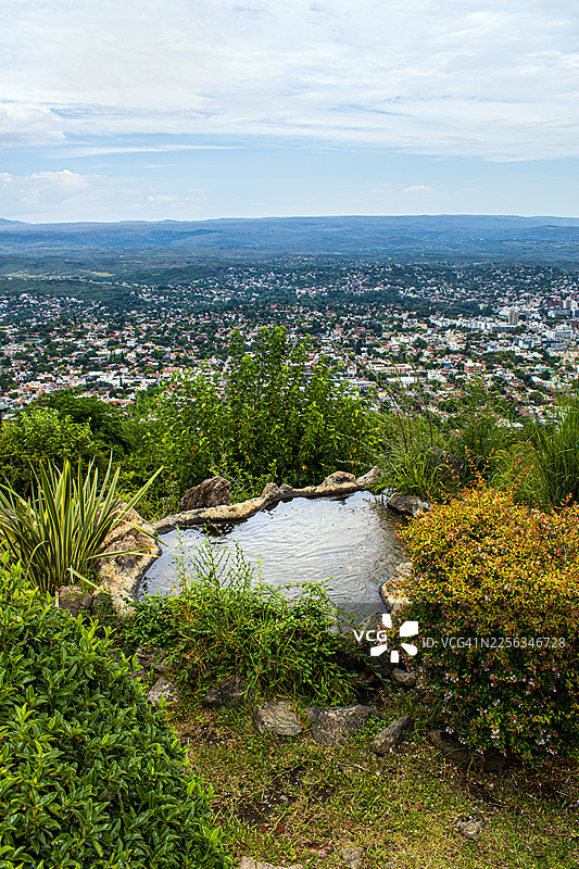 阿根廷科尔多瓦省卡洛斯帕斯别墅。从“十字架山”拍摄的城市全景。图片素材