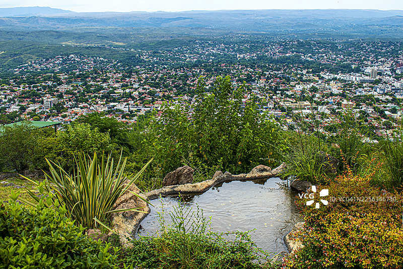 卡洛斯帕斯别墅，科尔多瓦，阿根廷。从十字架山（Cerro de la Cruz）俯瞰城市全景。图片素材