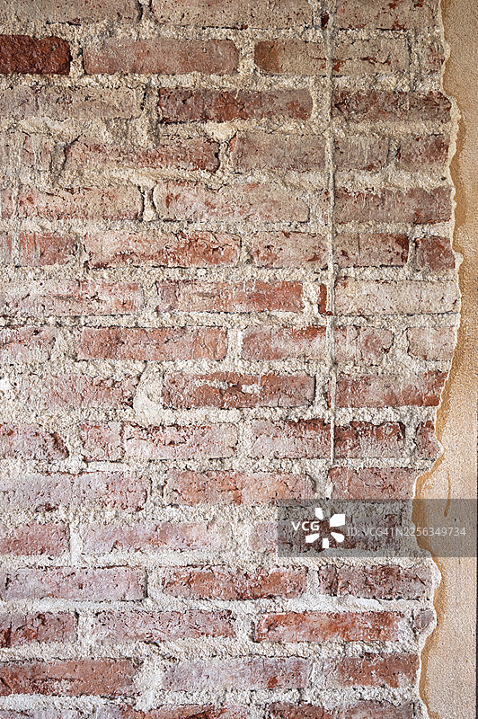 全画幅拍摄的橙色砖块与粗糙水泥墙图片素材