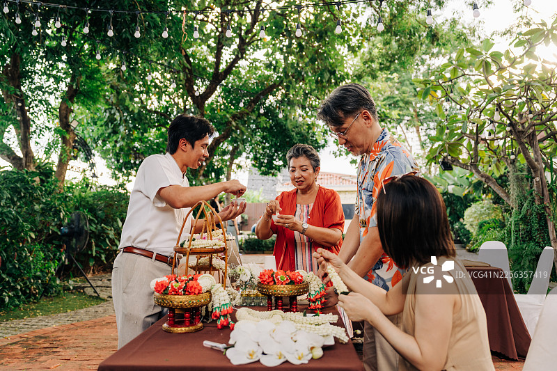客人在度假村参加花环制作工坊图片素材