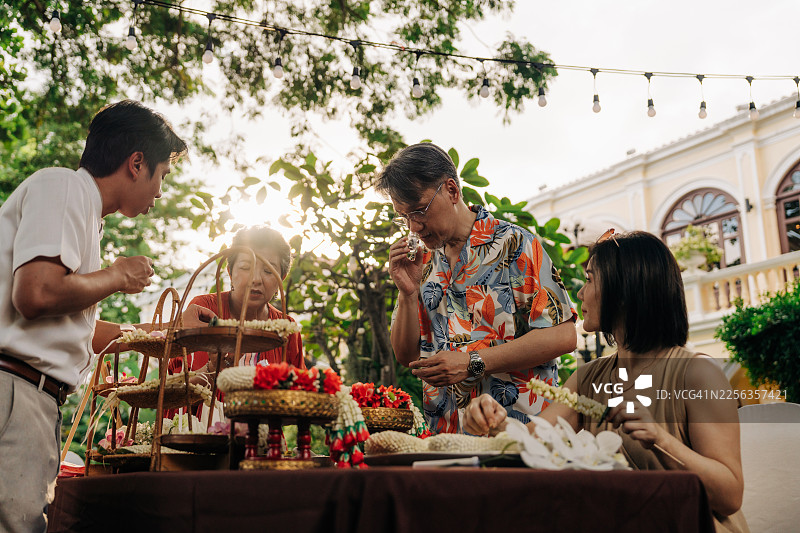 游客在精品度假村住宿期间学习插花技艺图片素材