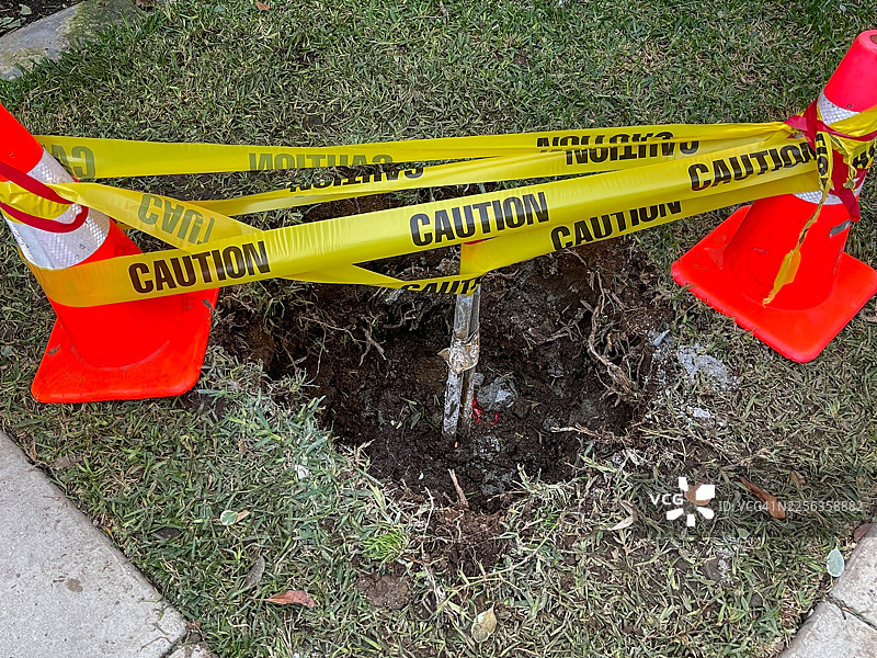 警示带、锥形桶和坑洞图片素材