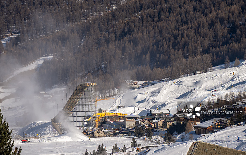 2026年米兰-科尔蒂纳冬季奥运会自由式滑雪和单板滑雪在利维尼奥的准备工作，一月图片素材