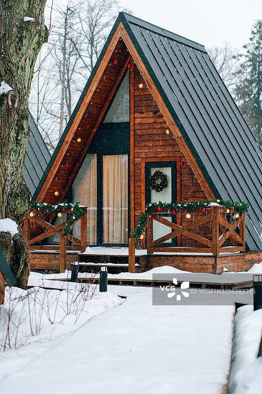 冬季的A型框架小屋，带有圣诞装饰图片素材