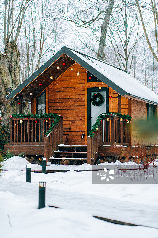 雪林中装饰一新的舒适木屋，充满圣诞氛围图片素材