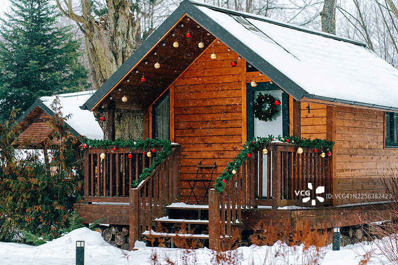 冬季雪景中装饰一新的木屋图片素材