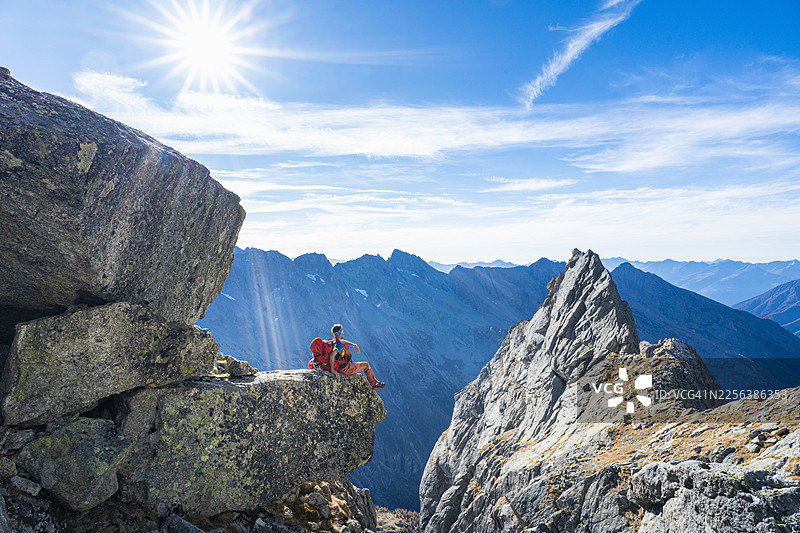 攀岩者坐在岩石上休息，瓦尔泰利纳图片素材