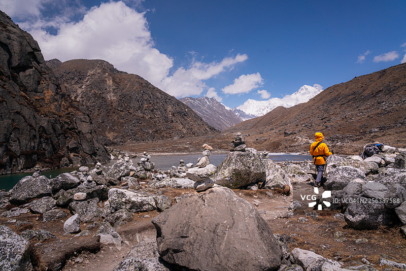 徒步旅行者在湖边小径上徒步，湖边有石塔，戈杰约第一湖图片素材