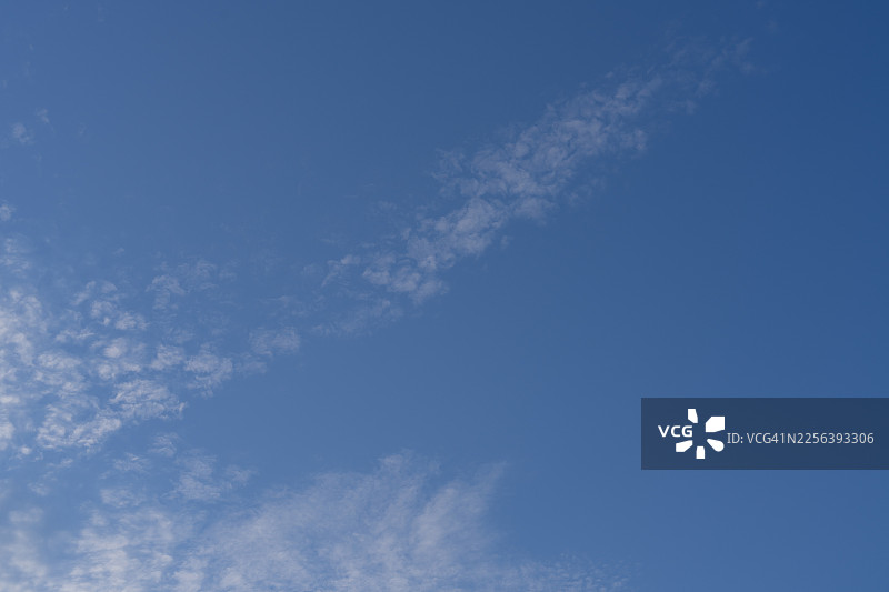 白色的云朵与蓝色的天空图片素材