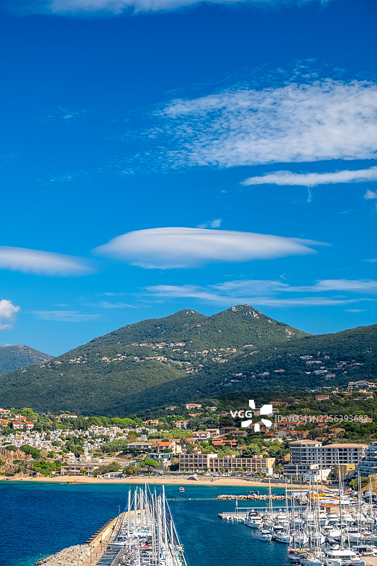 法国科西嘉岛南部普里奥皮亚诺度假小镇码头内的豪华游艇和小型游船图片素材