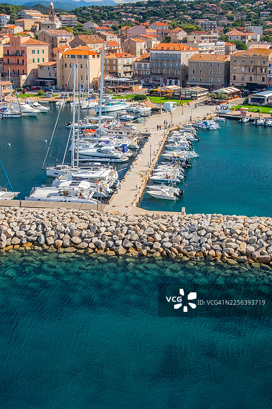 法国科西嘉岛南部普里奥皮亚诺度假小镇码头中的豪华游艇和小型游船，欧洲图片素材