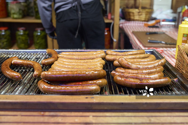 波兰弗罗茨瓦夫集市摊位上的烤香肠图片素材
