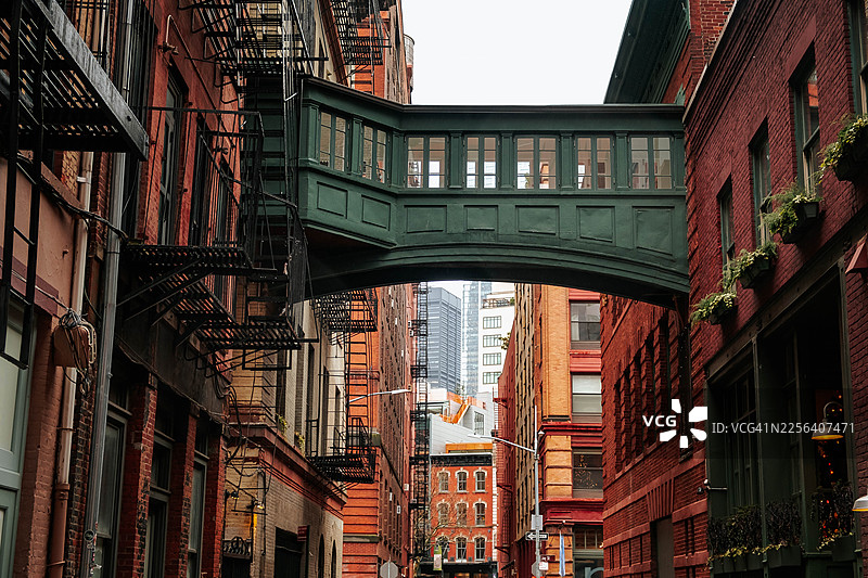 美国曼哈顿翠贝卡连接建筑物的空中廊桥图片素材