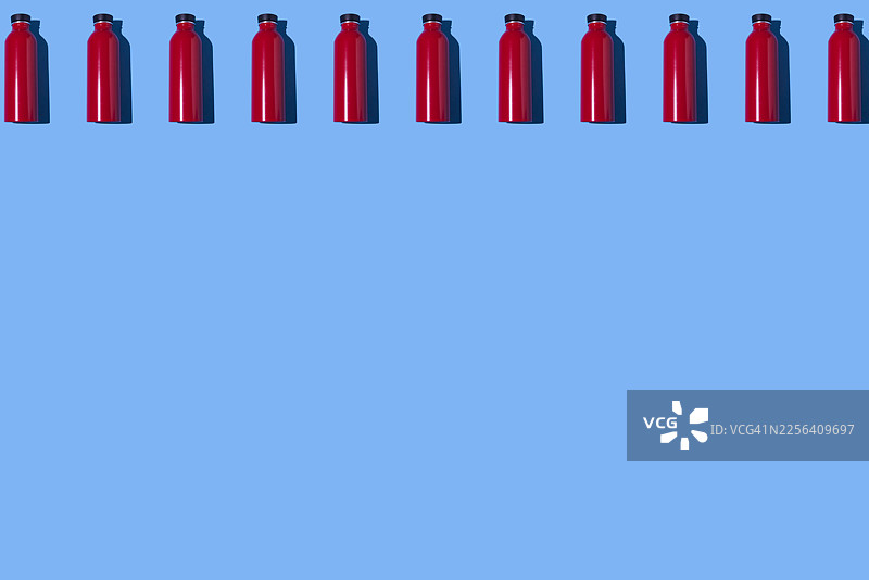 蓝底上红色的金属保温瓶图案，俯视。水、液体、可销售、可持续、可回收、明亮、简约。图片素材