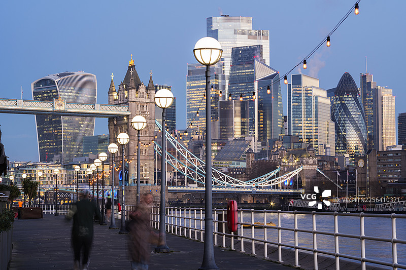 黎明时分的伦敦河岸和城市天际线图片素材