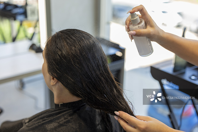 美容院的头发护理喷雾使用图片素材