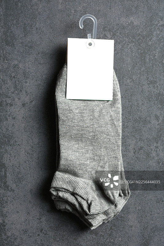 运动袜。一包灰色运动袜，带有空白标签图片素材