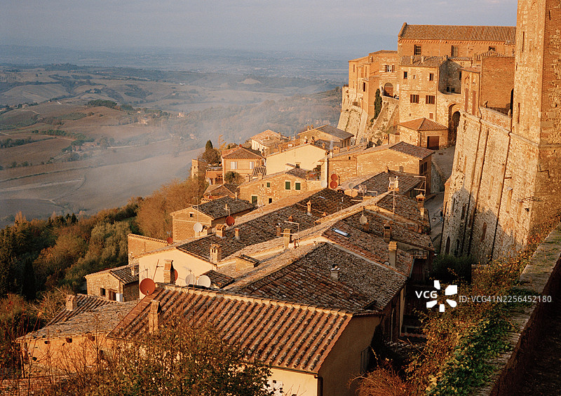 日落时分的托斯卡纳蒙特普尔恰诺山城图片素材