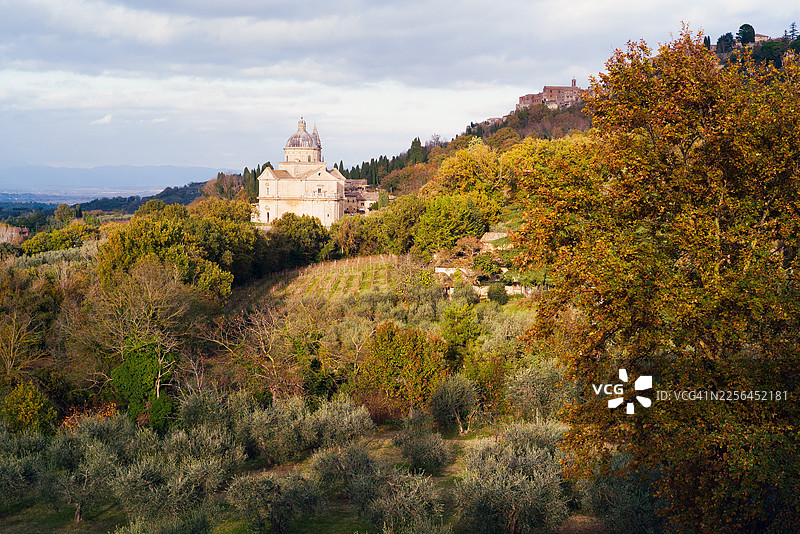 意大利托斯卡纳地区的山城蒙特普尔恰诺和圣比亚吉奥大教堂图片素材