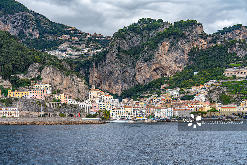 从拉韦洛看到的波西塔诺至阿马尔菲海岸线的景色，意大利图片素材