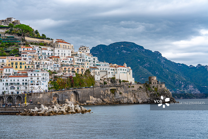 意大利拉韦洛波西塔诺至阿马尔菲海岸的海岸线景观图片素材