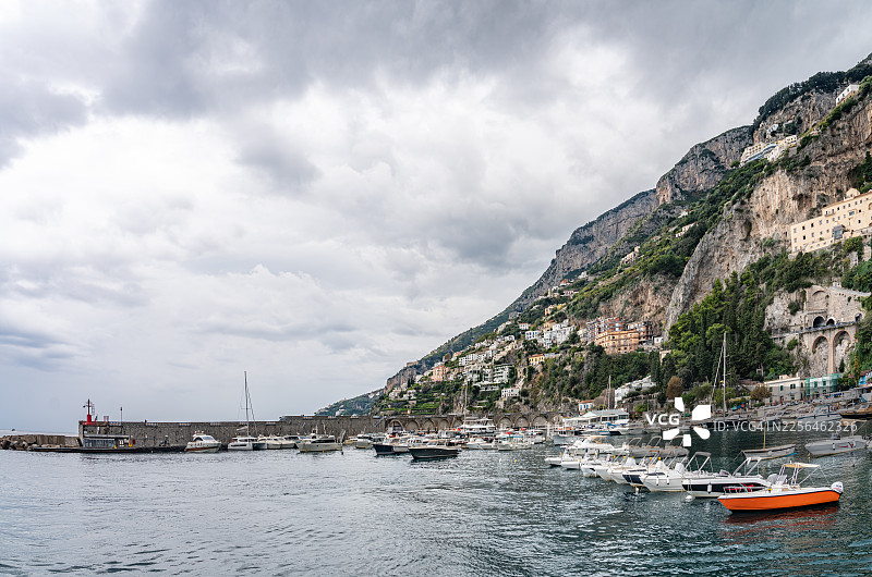 意大利拉韦洛波西塔诺至阿马尔菲海岸线景观图片素材