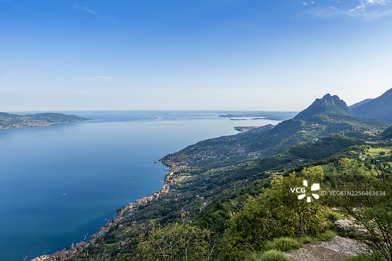 意大利伦巴第加尔达湖及周边地区的高处风景图片素材