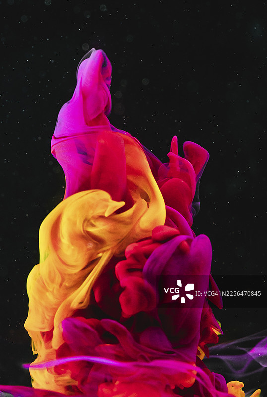 充满活力的墨水螺旋在水中形成迷人的图案图片素材