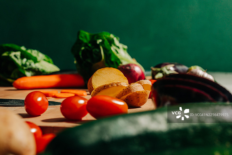 厨房餐桌上新鲜蔬菜和沙拉食材的侧视图图片素材