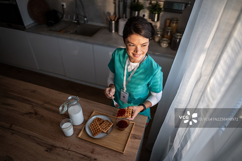 护士准备了果酱和牛奶的早餐华夫饼图片素材