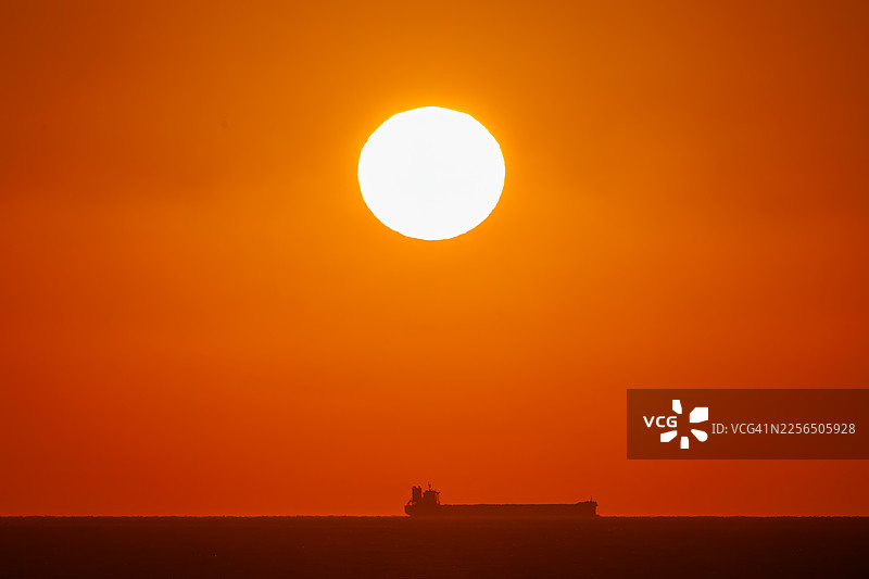 海上日出。从郡山天文台看到的伊豆群岛的美丽海景。近海可以看到新岛和神津岛。还可以看到载有乘用车的大型货船和渔船。在白色石灰岩悬崖之外图片素材