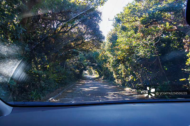 式根岛的绝美海景露天温泉，名为“仁田温泉”。这是一个野趣十足的温泉，需沿60米悬崖下行抵达。90度温泉水如溪流般注入潮汐池。这里的特色是找到海水与温泉交汇之处。图片素材