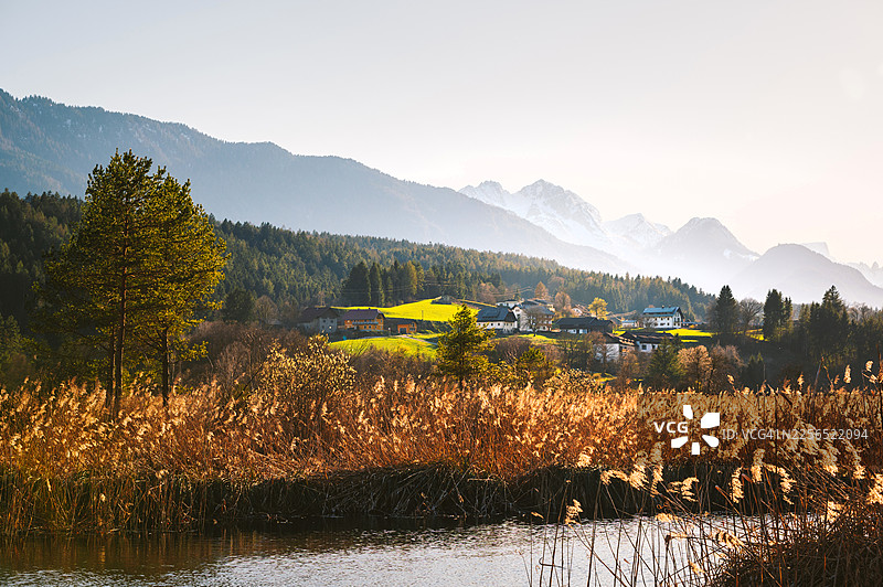 春天美丽的奥地利村庄图片素材