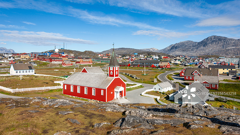 格陵兰镇努克，有红色教堂和多彩木制传统房屋图片素材