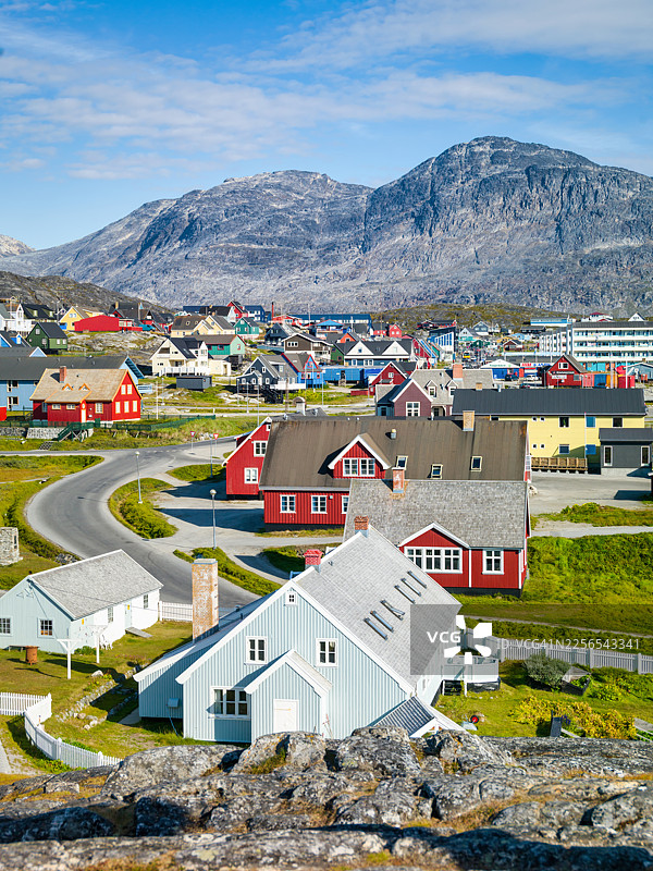 格陵兰首都努克，拥有色彩缤纷的传统房屋和远处的山脉背景图片素材