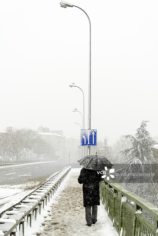 大雪中行走的匿名人士图片素材