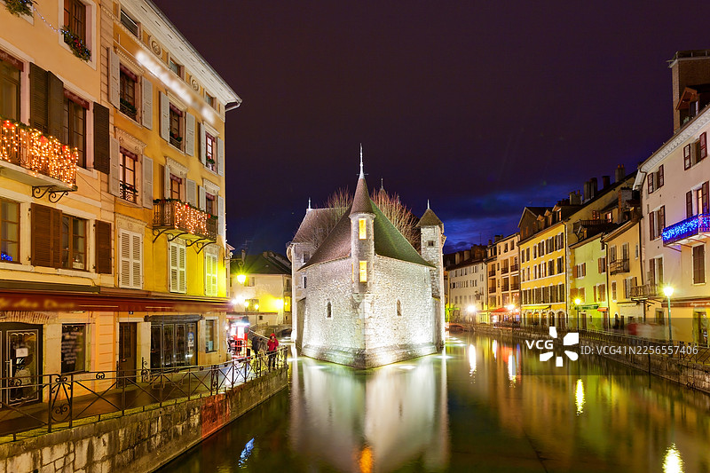 夜幕下的法国安纳西，蒂乌河映照着灯火辉煌的建筑和湖心岛宫图片素材