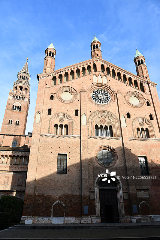 克雷莫纳 - 大教堂 - 侧视图，包含托拉佐塔楼图片素材