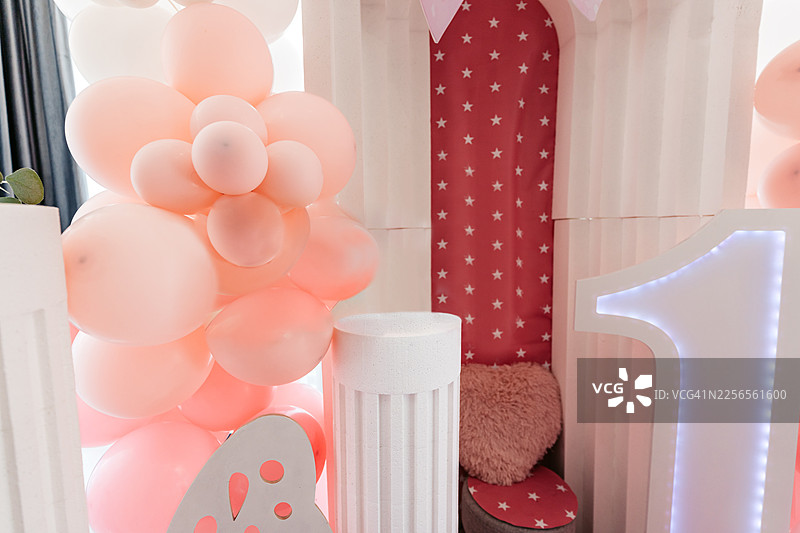 一岁宝宝的室内装饰图片素材