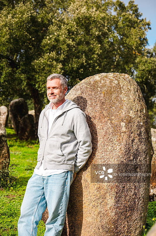 埃武拉区阿尔门德雷斯石圈的男人图片素材